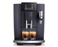 Cafetera superautomática negra vista de frente con dos espressos servidos