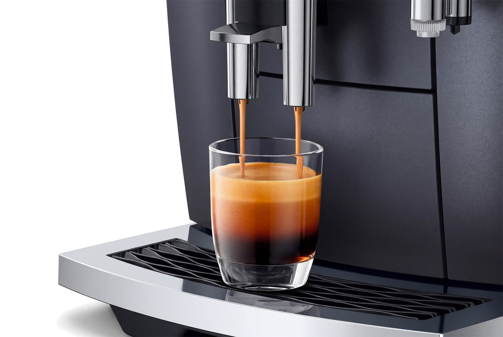 Espresso cayendo en el vaso con crema densa