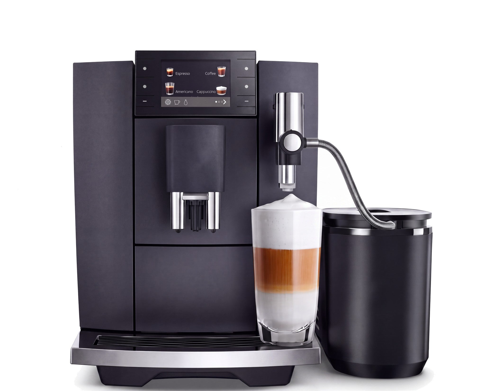 Latte macchiato preparado con el enfriador de leche