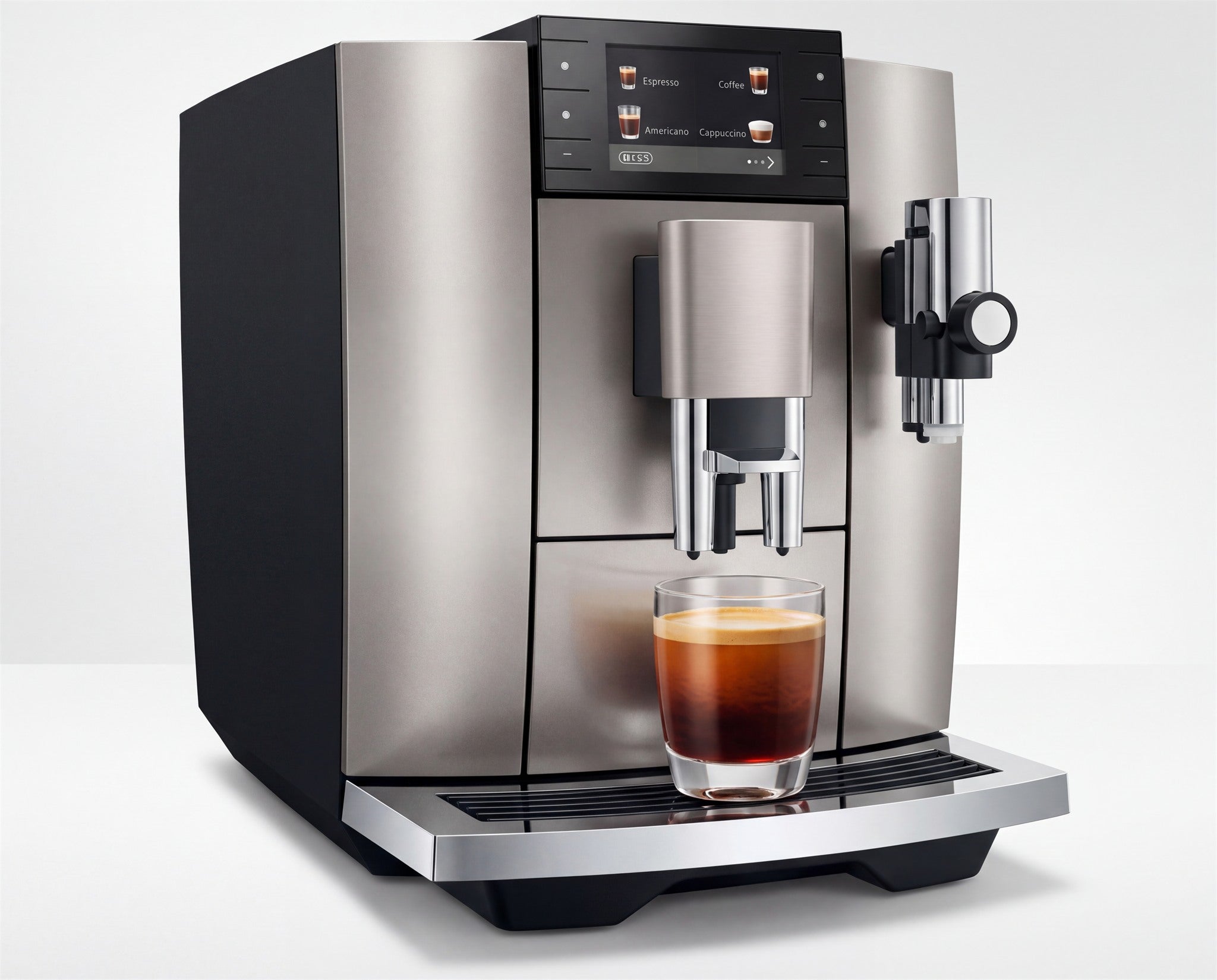 Cafetera superautomática Midnight Silver en ángulo con un espresso recién preparado
